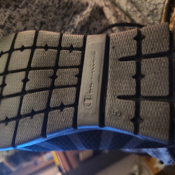 NWOT Youth Gusto Runners Black Size 5 non-marking - Picture 2 of 4